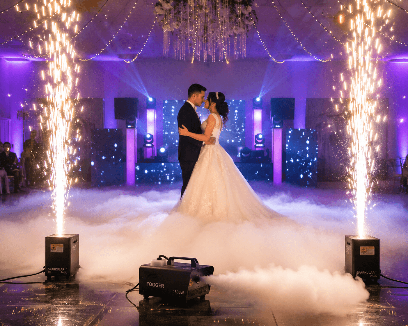 Pareja bailando sobre niebla rodeada de chispas brillantes y luces púrpuras en un salón elegante.
